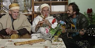 06 De gauche Е droite, Cheikh Abdelmoula Abbassi, flutiste inconnu, Lotfi Attar, annВes 1990..jpg