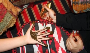 Le henné : rituels, esthétique et pratiques sociales