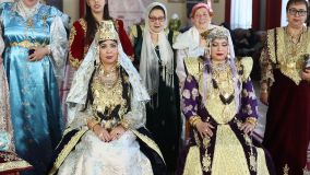 10__Tasdira__exhibition_de_Gandoura_avec_coiffes_et_bijoux__loccasion_dune_crmonie_de_mariage_conduite_par_une__machta__habilleuse-coiffeuse_traditionnelle.jpg