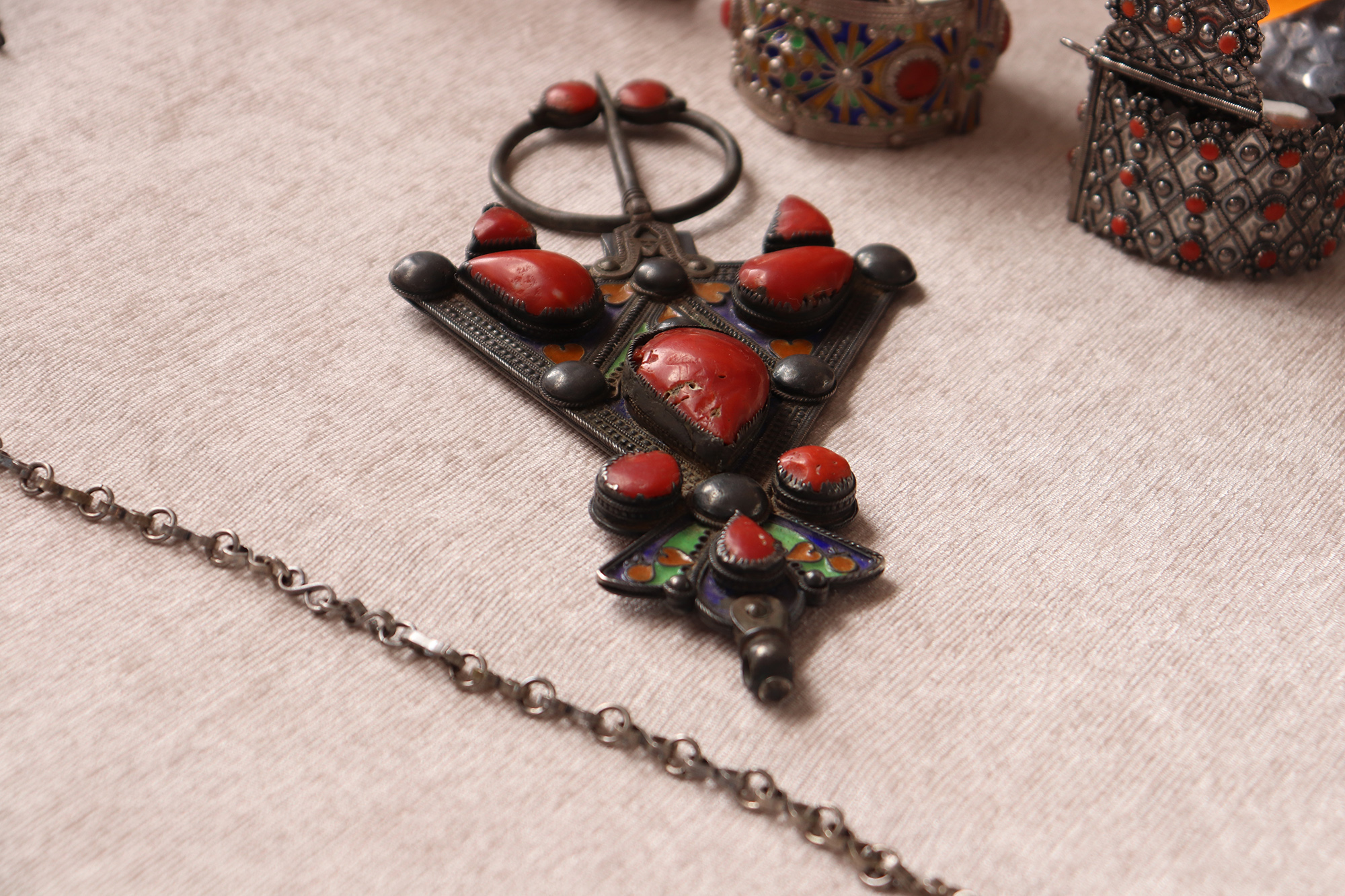 LE BIJOU D’ARGENT DE ATH YANNI, PARURE DE LA TENUE FEMININE DE KABYLIE